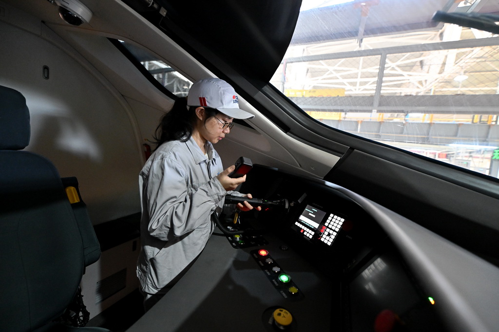 動車“醫生”忙檢修 整裝待發迎春運