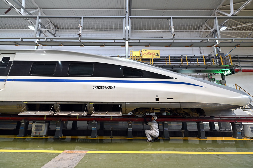 1月9日，在太原動車組運用所，動車組機械師對列車進行檢查維護。