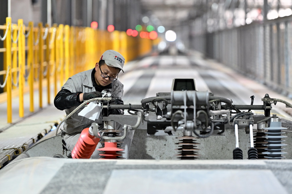 1月9日，在太原動車組運用所，動車組機械師在列車頂部檢查維護。