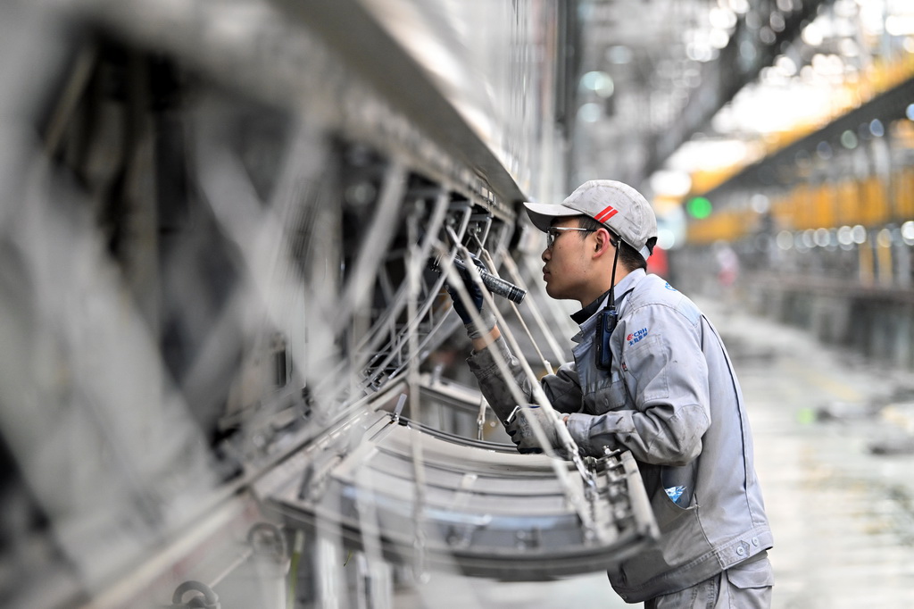 1月9日，在太原動車組運用所，動車組機械師對列車進行檢查維護。