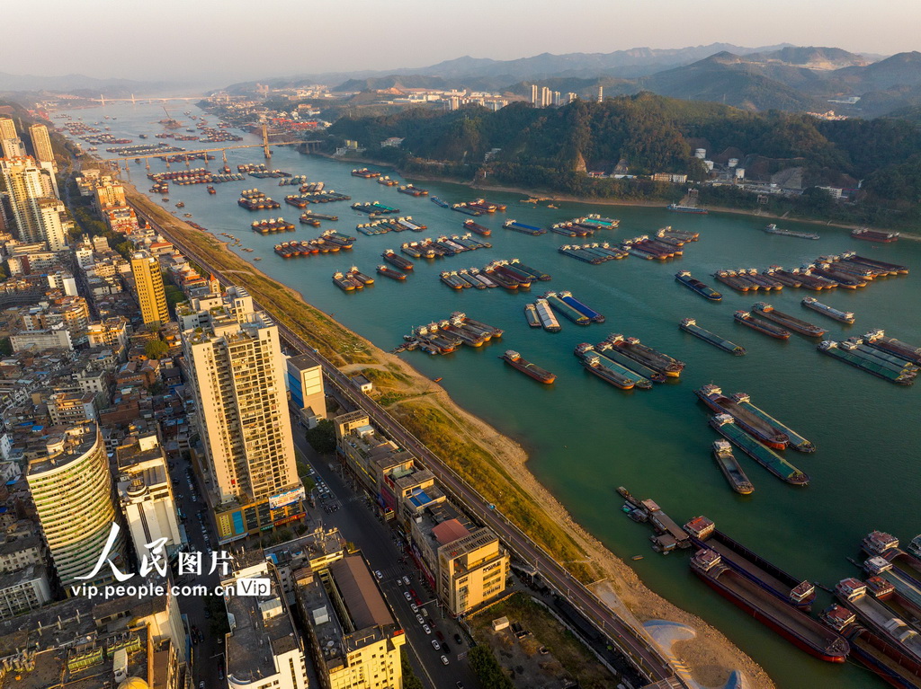廣西梧州：西江航運忙【5】