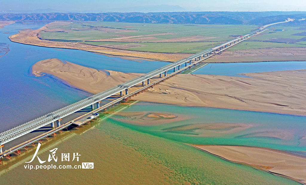 河南焦作：沁伊高速黃河特大橋建設正酣