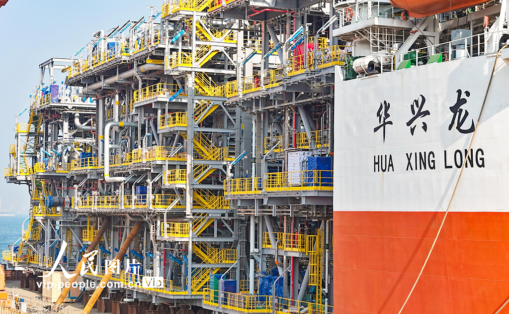 山東青島：40萬噸級“海上油氣工廠”上部模塊裝船啟運【5】