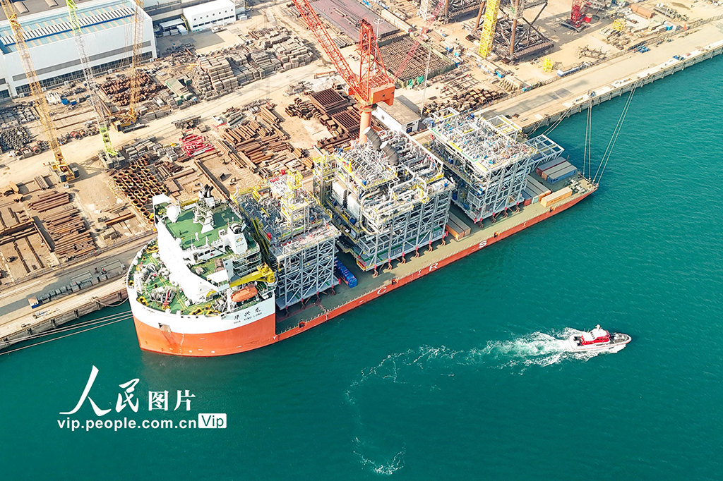 山東青島：40萬噸級“海上油氣工廠”上部模塊裝船啟運