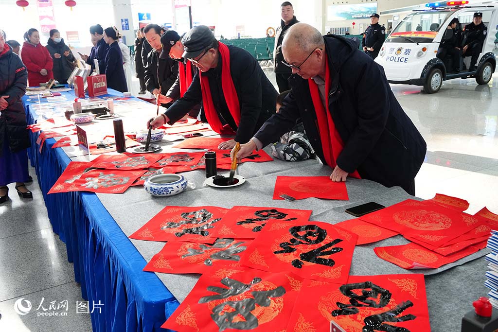 2025年春運首日，呼和浩特東站舉行迎新年春運活動。實習生 林福佳攝