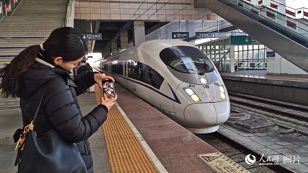 2025年春運首日，長春西站旅客正開心地錄短視頻留念。人民網記者 王帝元攝