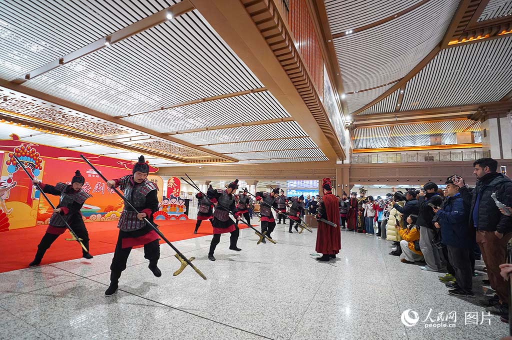 1月14日，西安站在春運期間搭建“絲路劇場”，為旅客送上精彩表演。人民網記者 李志強攝