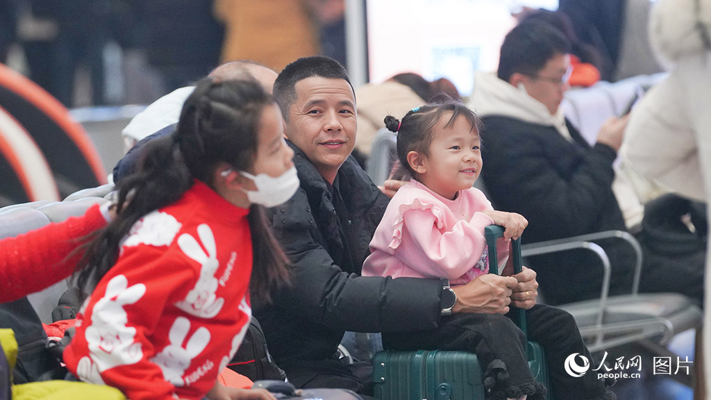2025年春運首日，烏魯木齊站候車大廳客流持續攀升，旅客們滿懷團聚的喜悅踏上歸家的旅程。 人民網 李欣洋攝