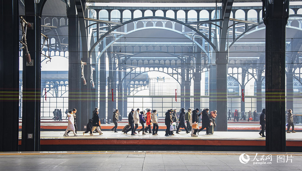 2025年春運首日，哈爾濱火車站進入春運模式。人民網記者 張哲鑫攝