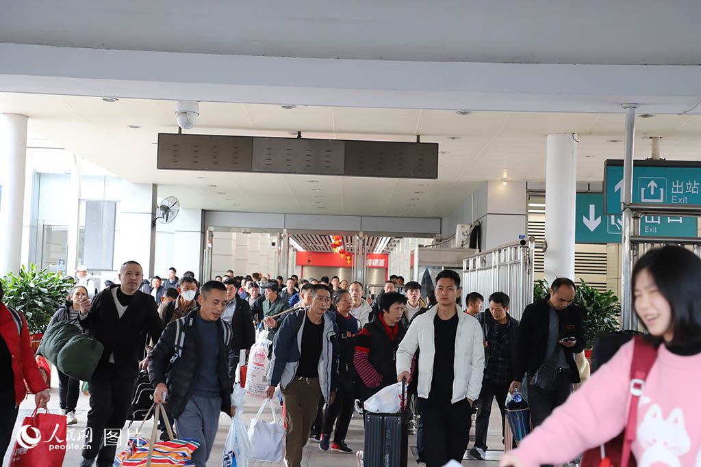2025年春運首日，廣州火車站內，旅客正在候車。人民網 寧玉瑛攝