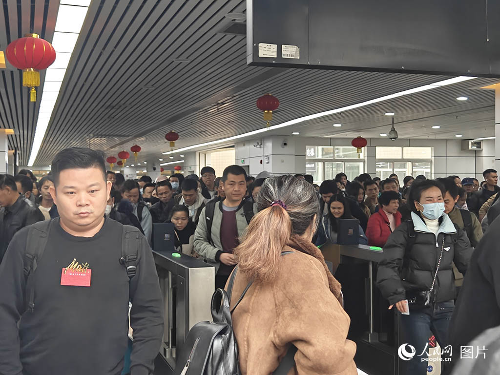 2025年春運首日，廣州火車站內，旅客搭乘列車。人民網 王雅蝶攝