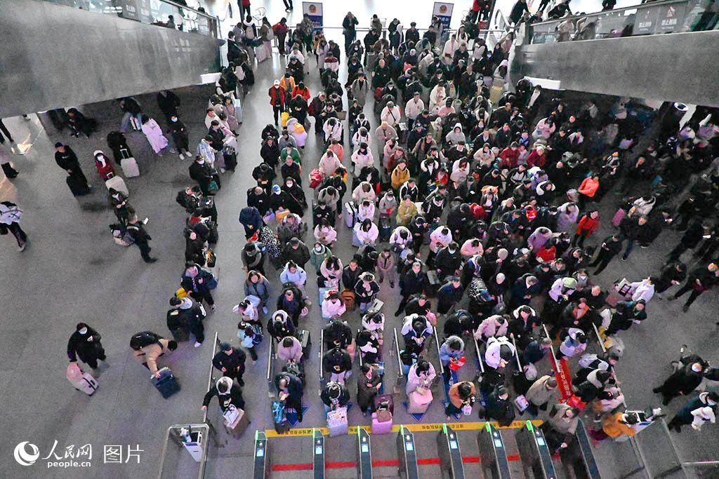 2025年春運首日，成都東站檢票口乘客正在排隊檢票。人民網 肖瑤攝