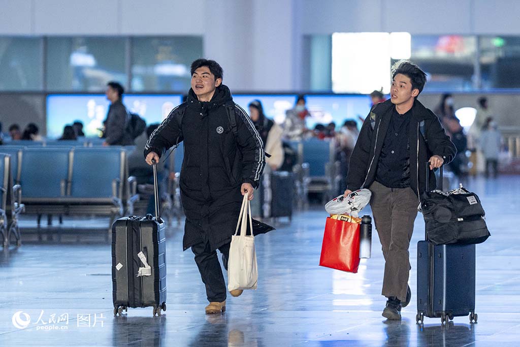 1月13日，在太原南站候車大廳的旅客。人民網 盧鵬宇攝  
