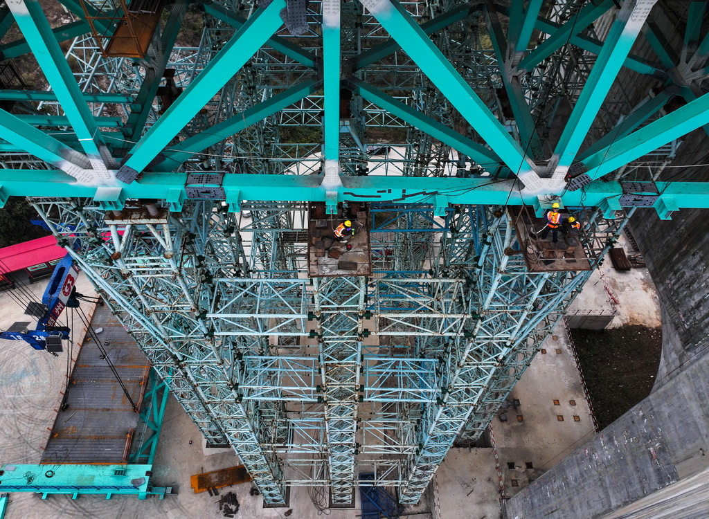 1月14日，工人在貴州六安高速公路花江峽谷大橋上施工（無人機照片）。