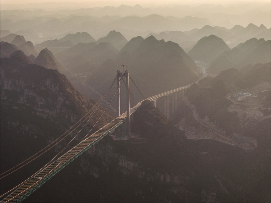 這是1月13日拍攝的貴州六安高速公路花江峽谷大橋（無人機照片）。