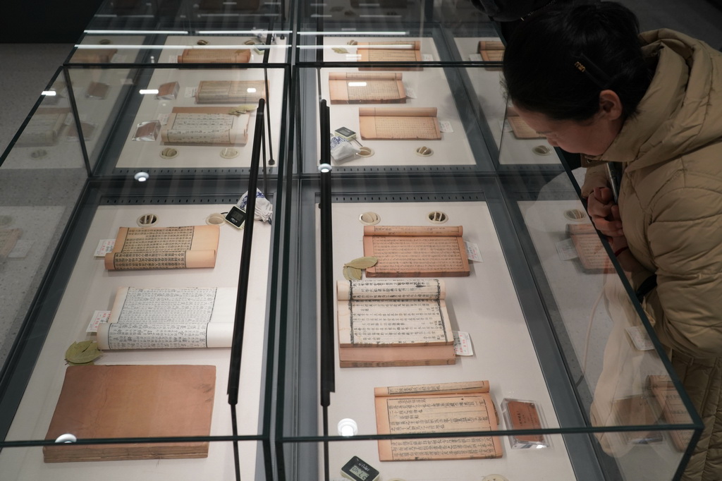 1月13日，參觀者在新落成的長安書院內查看古籍。新華社記者 邵瑞 攝