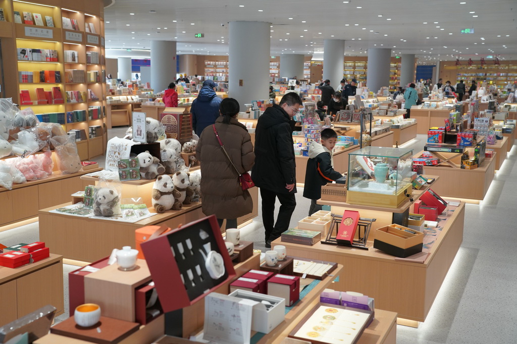 1月13日，參觀者在新落成的長安書院內參觀文創產品。新華社記者 邵瑞 攝