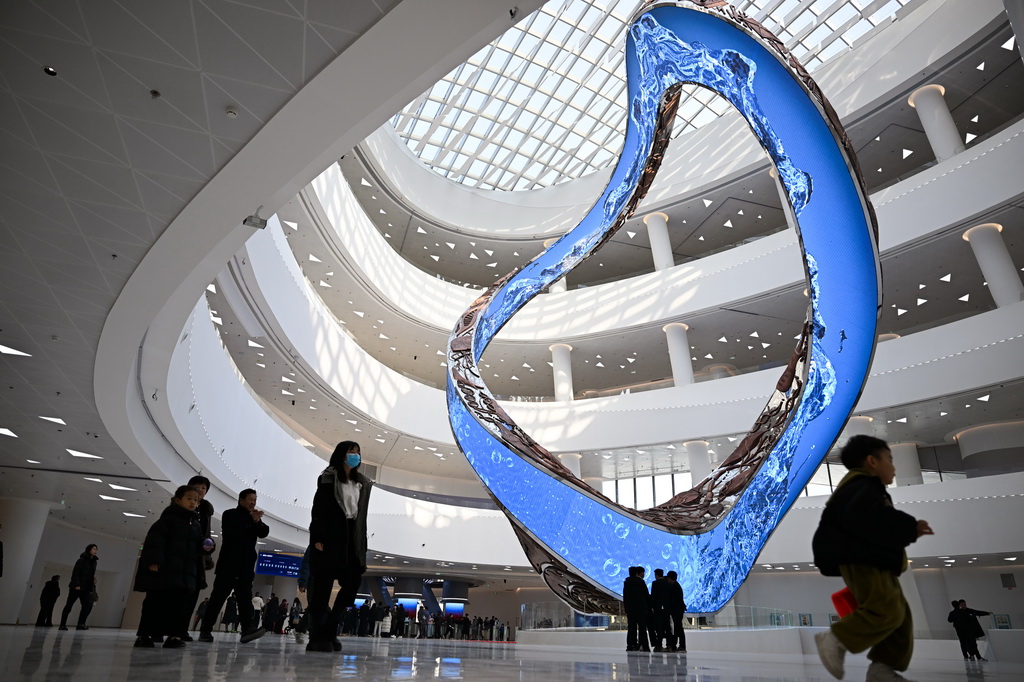 1月1日，參觀者在新落成的長安云“一帶一路”城市展示體驗中心內參觀。新華社記者 張博文 攝