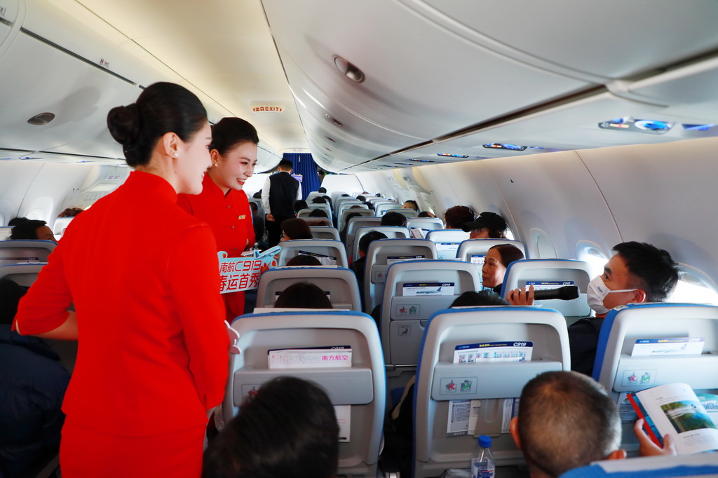 1月14日，在南航CZ8233廣州—成都天府航班上，空乘人員與乘客開展C919國產大飛機知識互動。