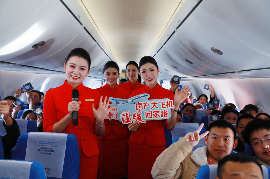 1月14日，在南航CZ8233廣州—成都天府航班上，空乘人員開展C919國產大飛機投入春運主題活動。