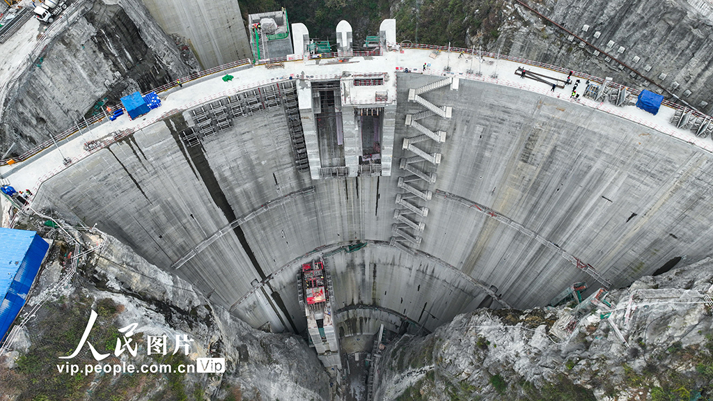 “一線天”中筑高壩