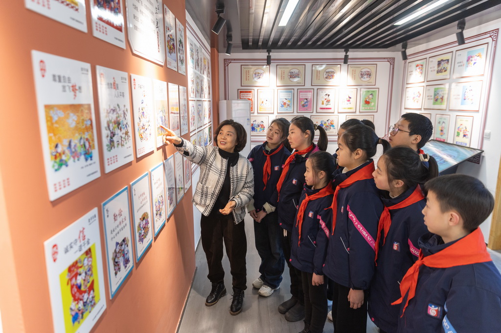 1月15日，在重慶市梁平區梁平實驗小學少兒年畫館，梁平木版年畫市級代表性傳承人莫紹萍給學生們介紹梁平新年畫做的公益廣告。梁平新年畫是在繼承傳統木版年畫的基礎上發展而成的一種美術創作形式。