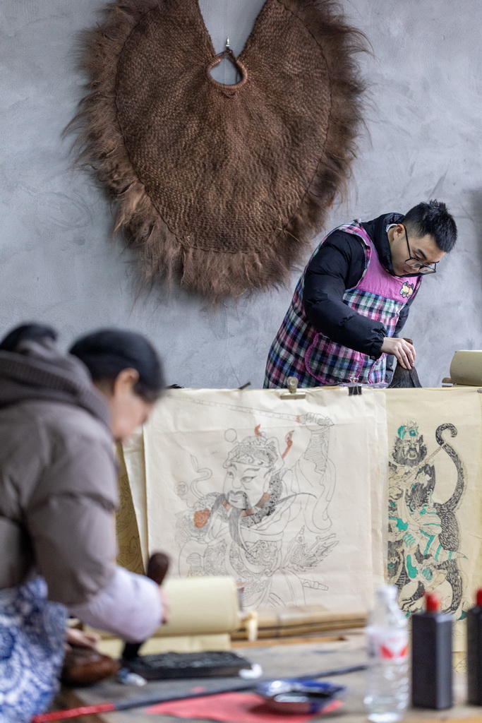 1月14日，在重慶市梁平區屏錦鎮，梁平木版年畫國家級代表性傳承人徐家輝的家人在刷印木版年畫。