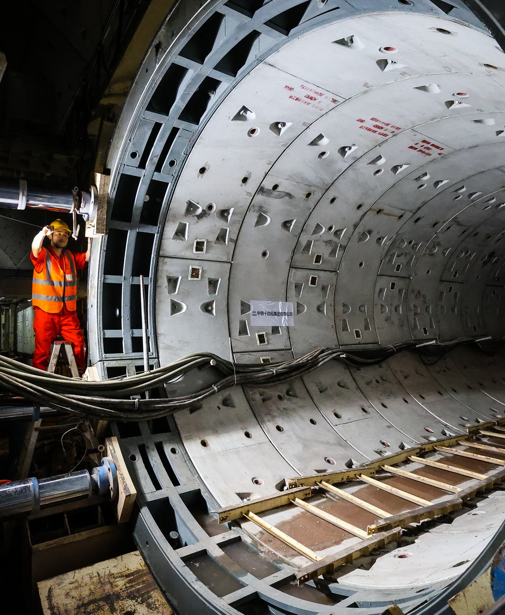 1月16日，施工人員準備拆除廣州海珠灣隧道6號聯絡通道小型盾構機組。