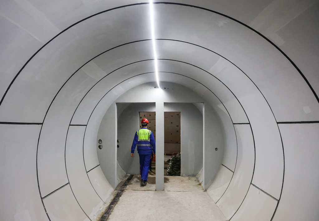 1月16日，中鐵十四局技術員從海珠灣隧道東西線之間的一條聯絡通道內通過。