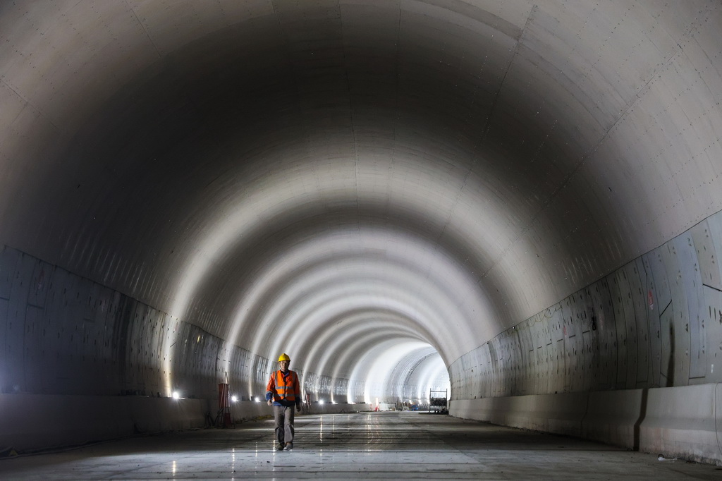 1月16日，施工人員行走在15.07米超大直徑廣州海珠灣隧道東線盾構隧道內。