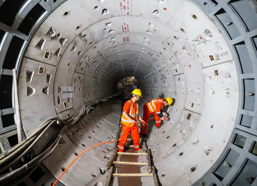 1月16日，施工人員在廣州海珠灣隧道6號聯絡通道內緊固隧道管片螺栓。