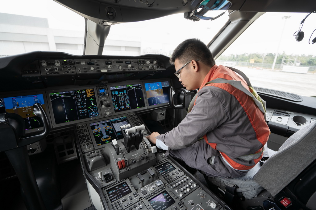 1月16日，在海南自貿港一站式飛機維修產業基地，海航技術旗下大新華飛機維修服務有限公司工作人員對進境飛機進行檢查。