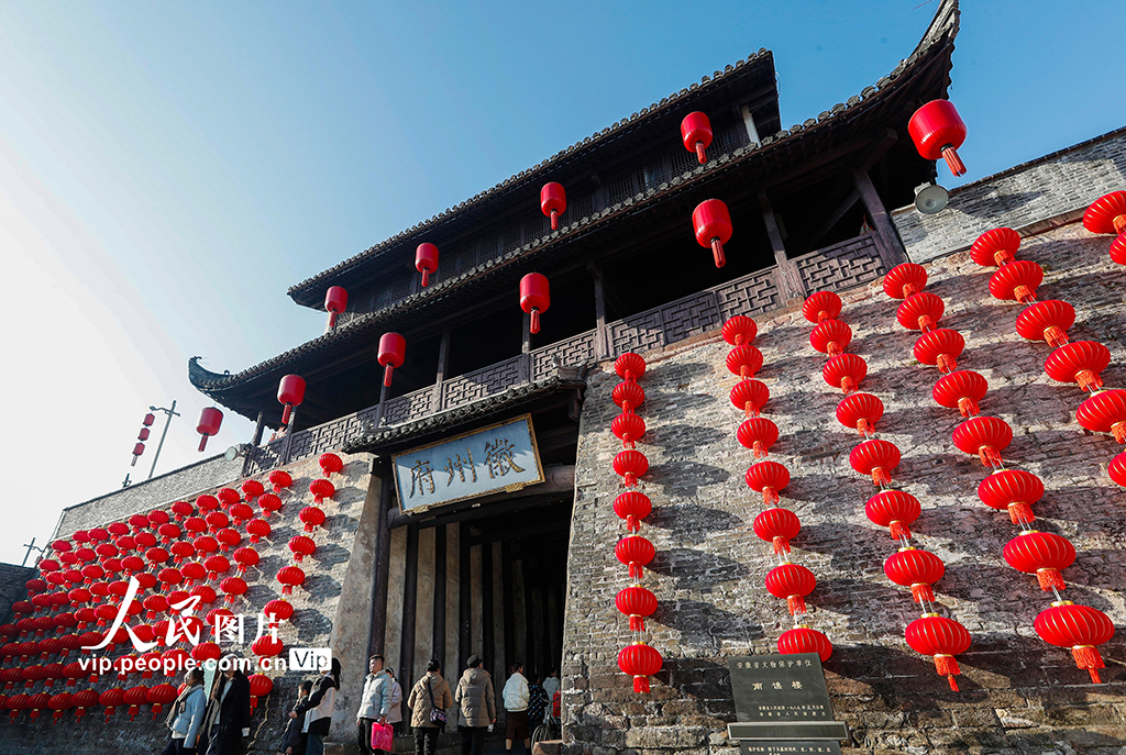 安徽歙縣：大紅燈籠扮靚徽州古城