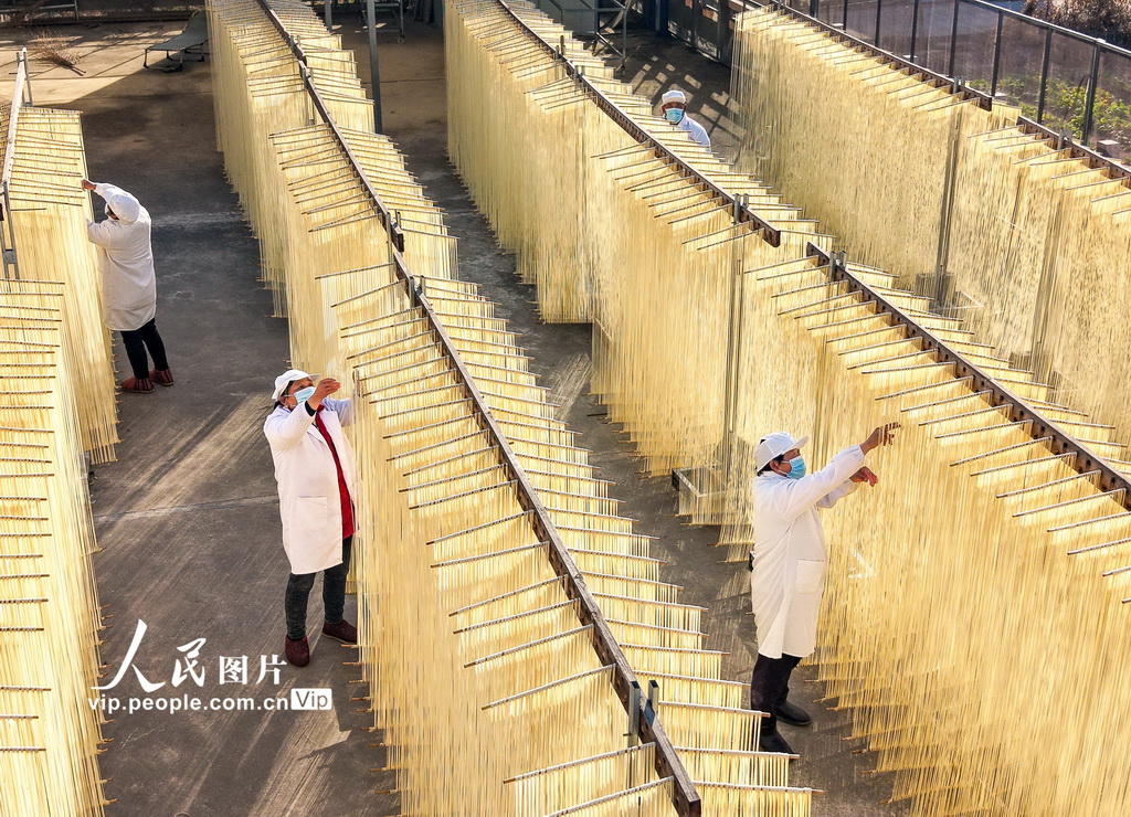 湖北英山：趕制手工掛面 供應市場【2】