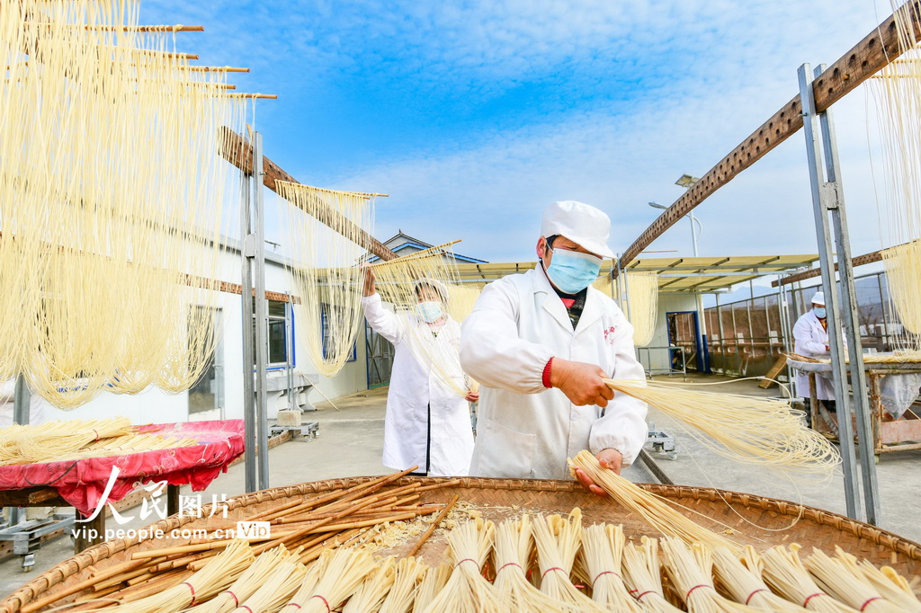 湖北英山：趕制手工掛面 供應市場【4】