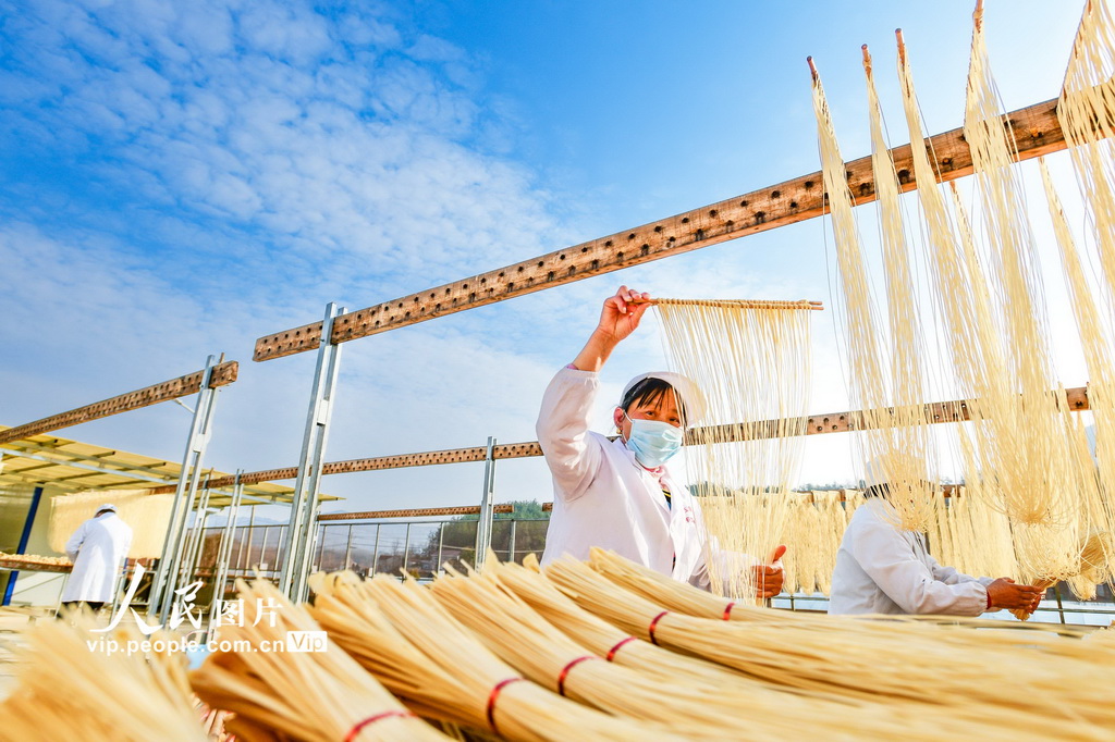 湖北英山：趕制手工掛面 供應市場【5】