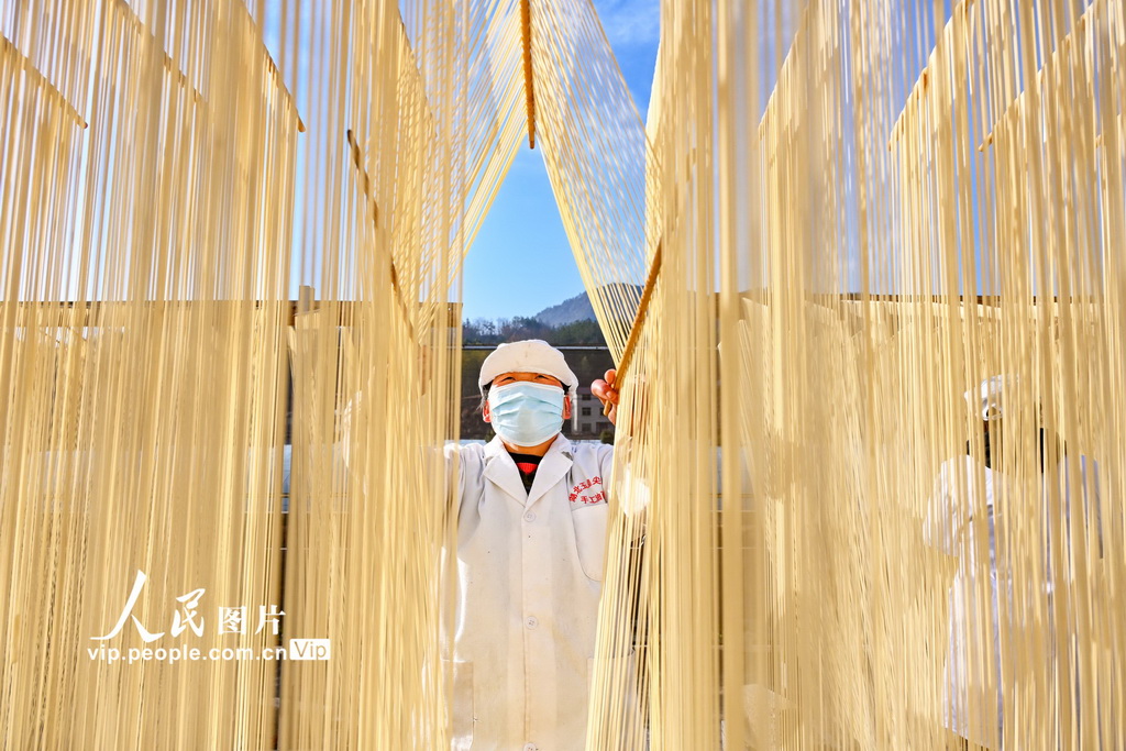 湖北英山：趕制手工掛面 供應市場【7】