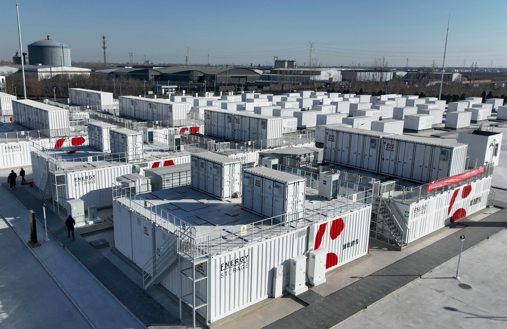 1月18日，工人在河北省邢臺市信都區新型電力系統示范工程——獨立儲能電站巡檢（無人機照片）。