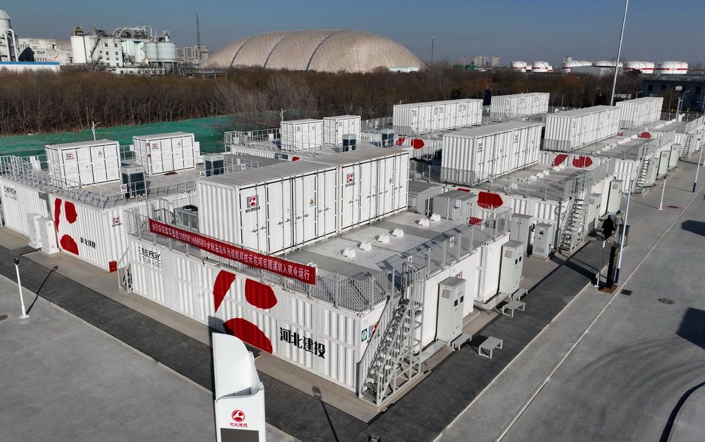 1月18日，工人在河北省邢臺市信都區新型電力系統示范工程——獨立儲能電站巡檢（無人機照片）。