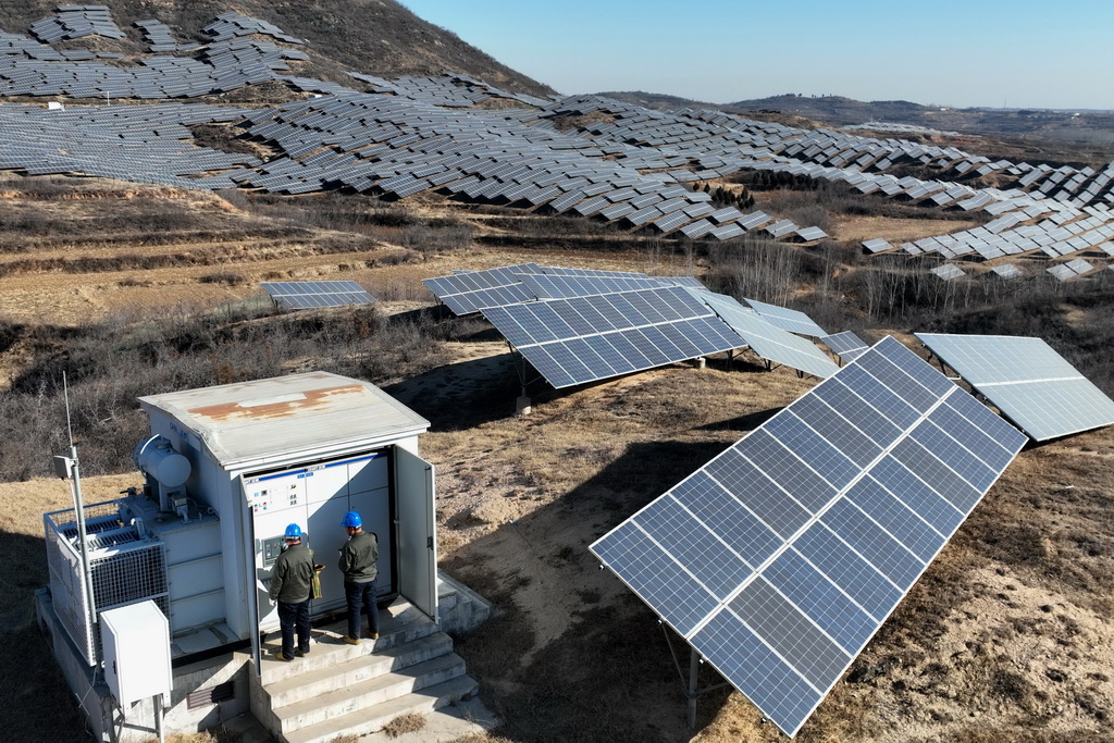 1月19日，國網邢臺供電公司的工人在轄區虎頭山光伏發電場巡檢（無人機照片）。