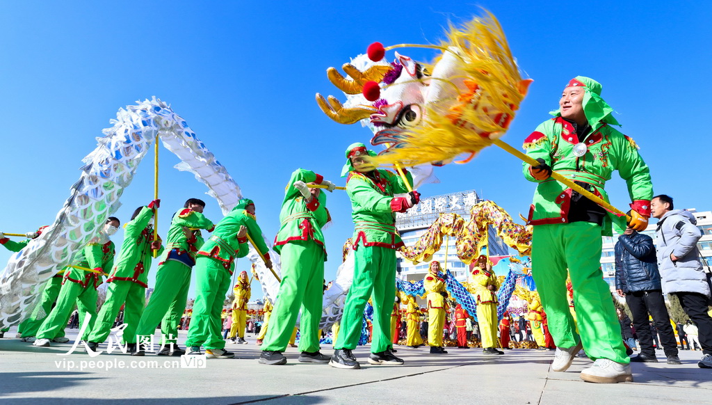 2025年1月19日，甘肅省張掖市甘州區中心廣場上，甘州區非遺保護中心的工作人員同非遺愛好者們一起排練非遺節目。