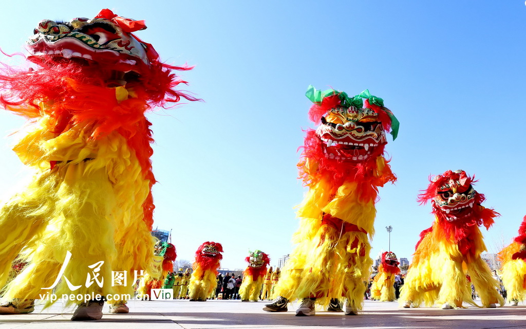 2025年1月19日，甘肅省張掖市甘州區中心廣場上，甘州區非遺保護中心的工作人員同非遺愛好者們一起排練非遺節目。