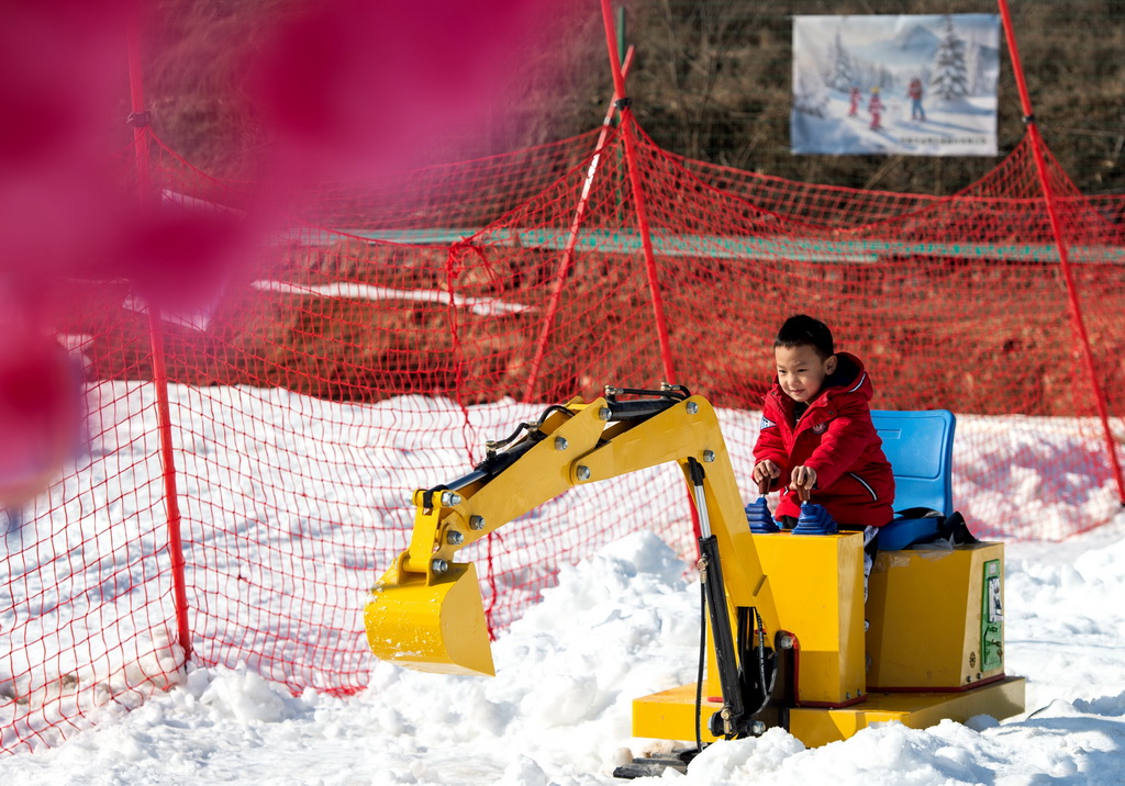 1月19日，在邯鄲市復興區東高河村滑雪場，小朋友在體驗雪地挖掘機項目。