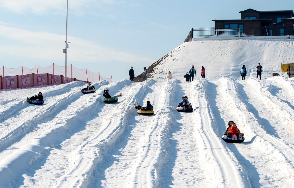 1月19日，在邯鄲市復興區東高河村滑雪場，游客在體驗滑雪圈項目。