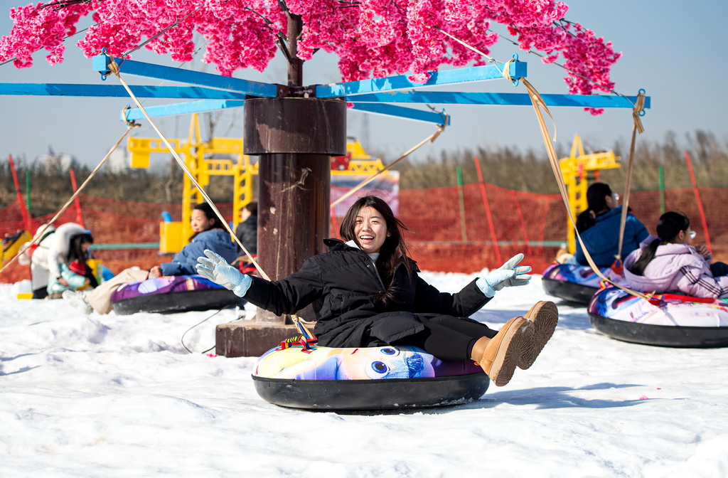 1月19日，游客在邯鄲市復興區東高河村滑雪場內游玩。