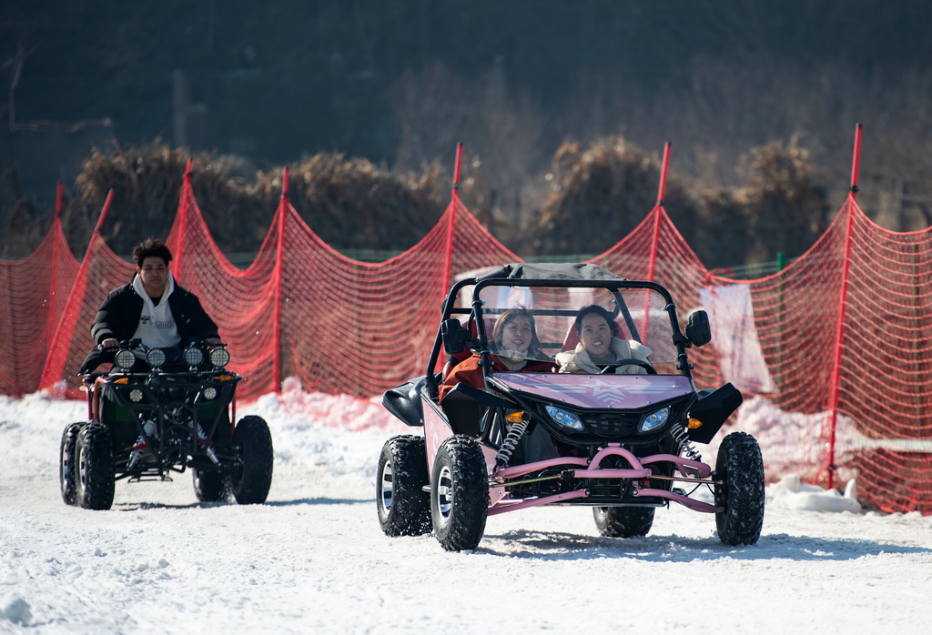 1月19日，在邯鄲市復興區東高河村滑雪場，游客在體驗雪地越野車項目。