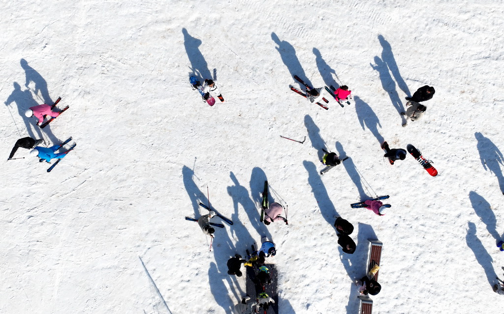 1月19日，游客在邯鄲市復興區東高河村滑雪場內滑雪（無人機照片）。