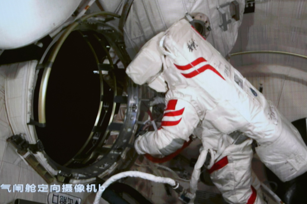 1月20日在北京航天飛行控制中心拍攝的神舟十九號航天員蔡旭哲在氣閘艙艙門內工作的畫面。新華社記者 劉芳 攝