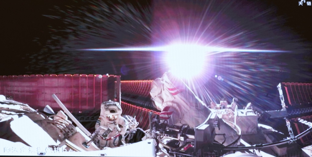 1月20日在北京航天飛行控制中心拍攝的神舟十九號航天員蔡旭哲（右）、宋令東（左）在空間站組合體艙外工作的畫面。新華社記者 劉芳 攝