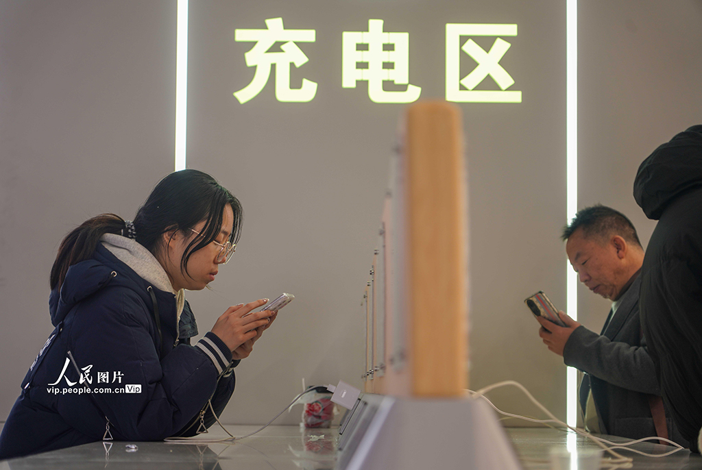 1月21日，鐵路寧波站設立充電區域，為旅客提供便捷服務。